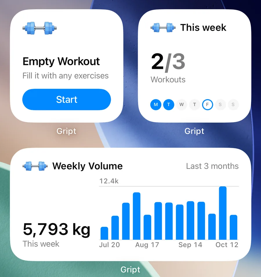 Ein iPhone-Home-Bildschirm mit drei Gript-Widgets: Schnellstart, Diese Woche mit 2 von 3 Trainings und ein Wochenvolumen-Diagramm